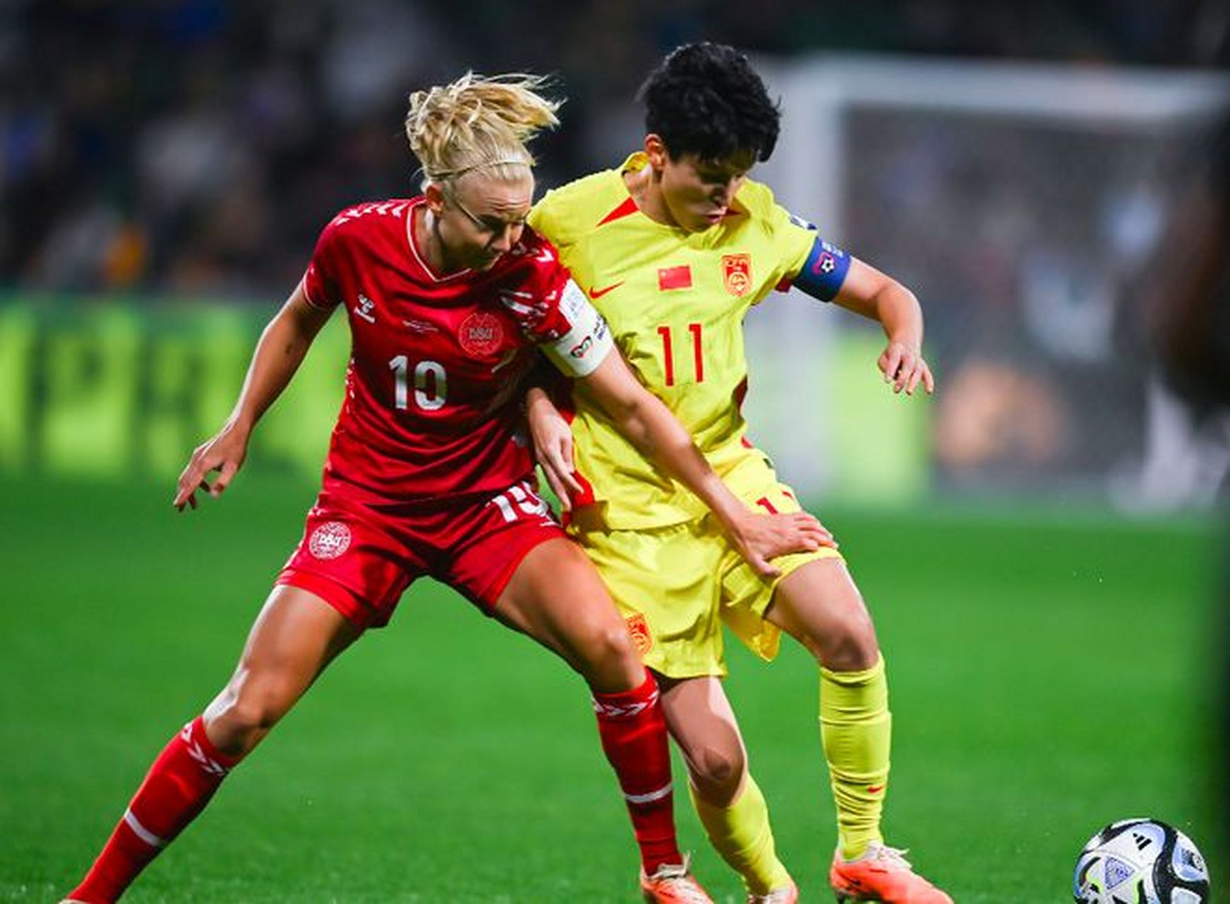 开云体育中国官网-紧张激烈的足球赛事,女队力挽狂澜